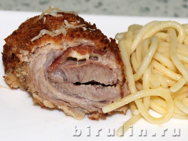 Рулетики из свинины с пармским окороком и сыром пармезан