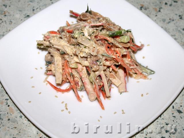 Салат с крабовыми палочками и фунчозой